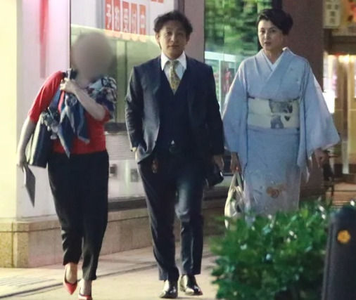 片岡愛之助と藤原紀香と霊媒師が並んで歩く画像